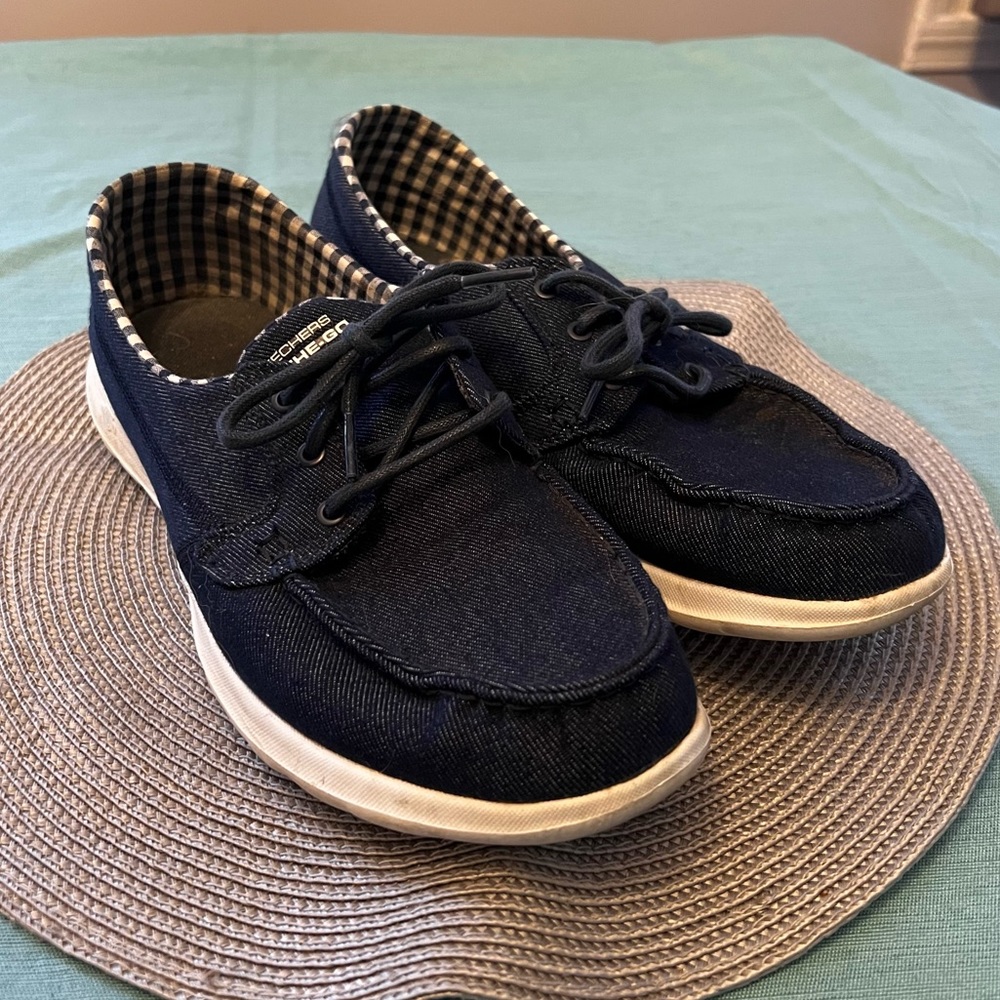 Sketchers On-the-go Women size 9.5 shoes in blue denim and blue and white plaid